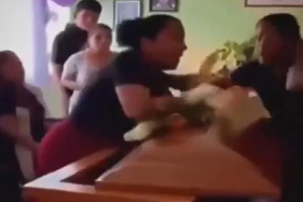 mulheres-descobrem-que-eram-amantes-do-mesmo-homem-durante-velorio;-veja!