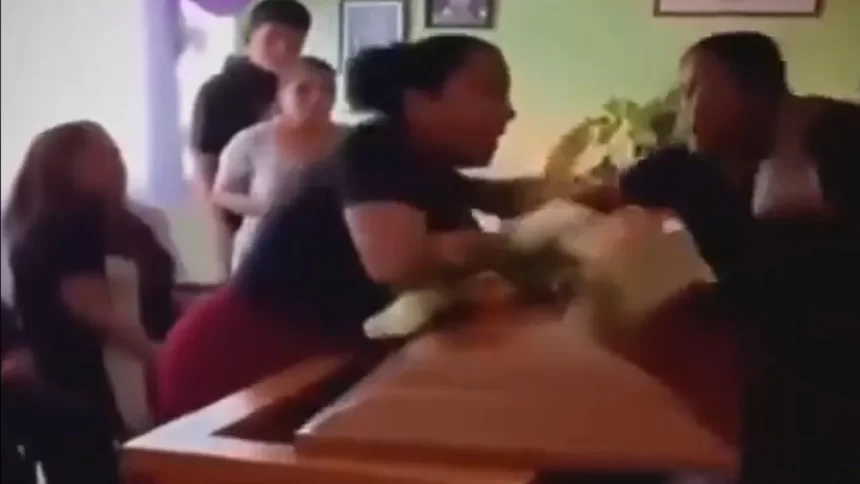 mulheres-descobrem-que-eram-amantes-do-mesmo-homem-durante-velorio;-veja!