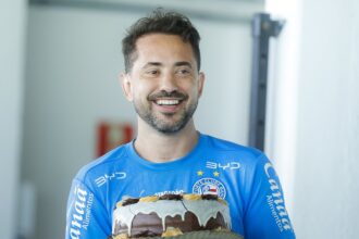 everton-ribeiro-ganha-bolo-de-aniversario-em-treino-do-bahia