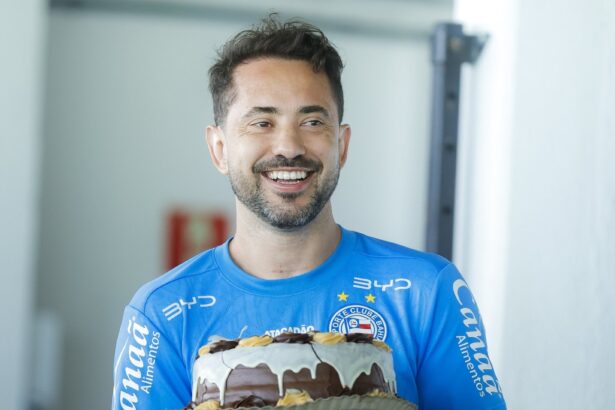 everton-ribeiro-ganha-bolo-de-aniversario-em-treino-do-bahia
