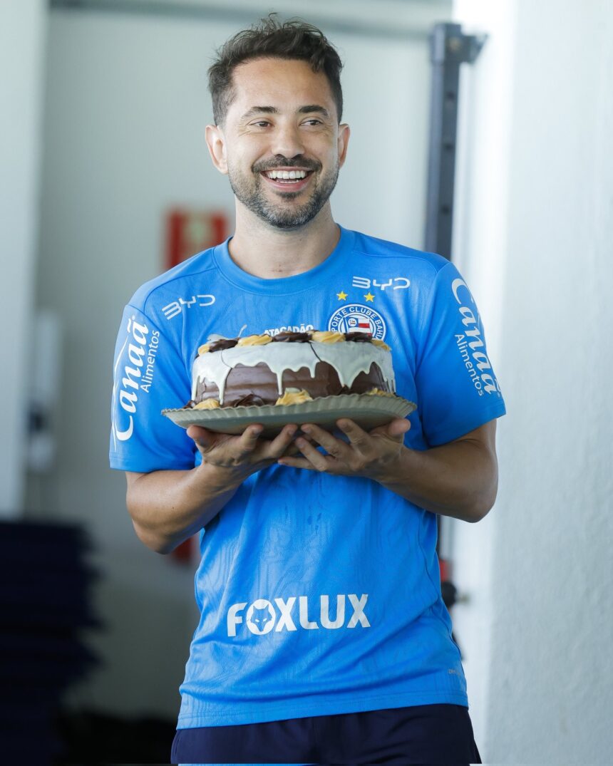 everton-ribeiro-ganha-bolo-de-aniversario-em-treino-do-bahia