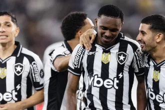 botafogo-e-coritiba-tentam-ganhar-posicoes-no-brasileirao-em-duelo-no-nilton-santos