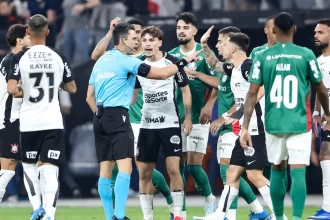 corinthians-e-palmeiras-empatam-com-confusao-dentro-e-fora-do-gramado