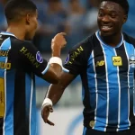 gremio-sofre-contra-novato-argentino,-mas-marca-no-fim-e-vence-1a-na-sul-americana