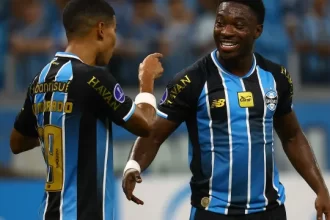 gremio-sofre-contra-novato-argentino,-mas-marca-no-fim-e-vence-1a-na-sul-americana