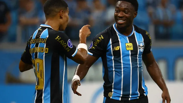 gremio-sofre-contra-novato-argentino,-mas-marca-no-fim-e-vence-1a-na-sul-americana