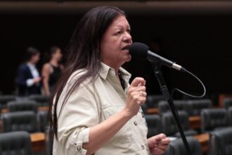 comissao-da-camara-aprova-piso-salarial-de-r$-5,5-mil-para-assistentes-sociais;-texto-pode-ir-ao-senado