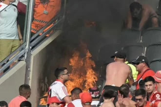 incendio-em-arquibancada-marca-classico-entre-river-e-boca;-veja-as-fotos