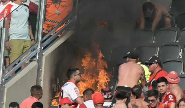 incendio-em-arquibancada-marca-classico-entre-river-e-boca;-veja-as-fotos
