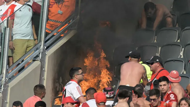 incendio-em-arquibancada-marca-classico-entre-river-e-boca;-veja-as-fotos