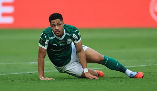 vitor-roque-vai-passar-por-cirurgia-e-so-volta-ao-palmeiras-apos-a-copa