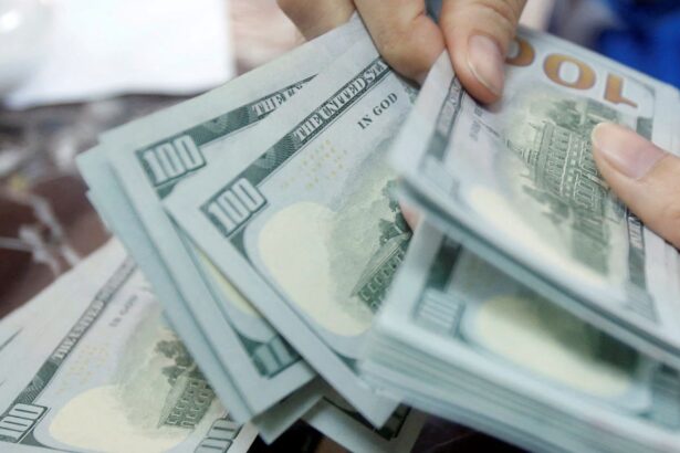 dolar-fecha-abaixo-de-r$-5,-e-bolsa-cai-com-cautela-global