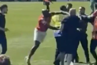 soco-de-jogador-em-torcedor-em-pleno-gramado-deixa-inglaterra-em-choque