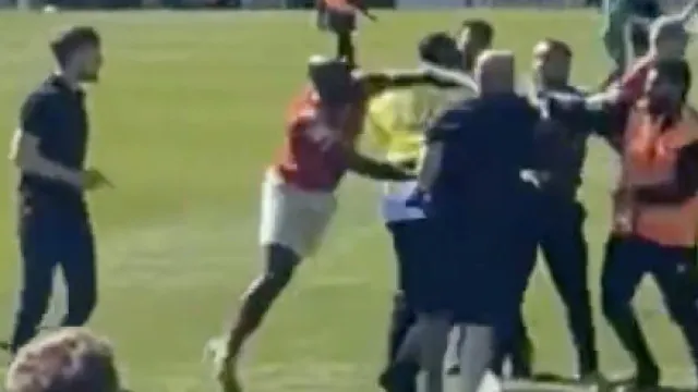 soco-de-jogador-em-torcedor-em-pleno-gramado-deixa-inglaterra-em-choque