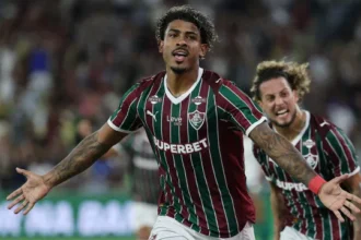 john-kennedy-decide,-fluminense-vence-chape-e-se-mantem-perto-dos-lideres