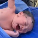 recem-nascido-nao-larga-medico-e-momento-viraliza;-veja-o-momento!