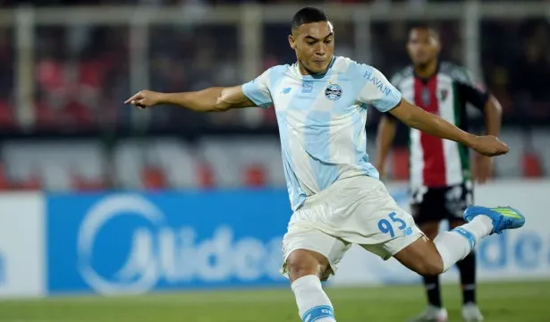 carlos-vinicius-perde-3-penaltis,-tem-gol-anulado,-e-gremio-empata-na-sul-americana