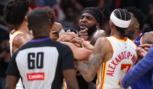clima-esquentou-nos-playoffs-da-nba-em-atlanta;-arbitro-acabou-no-chao