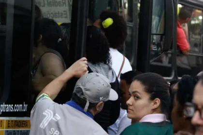 golpe-da-mostarda:-saiba-como-evitar-furto-no-transporte-publico