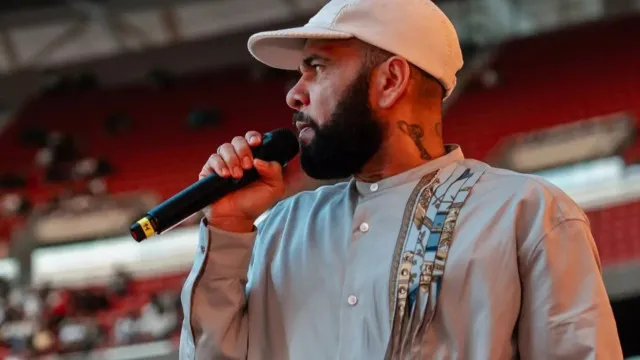 dani-alves-discursa-em-evento-religioso-em-madri:-“cristo-me-fez-livre”