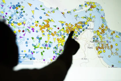 tensao-escala-em-hormuz-com-ataques-a-navios-e-disputa-entre-ira-e-eua