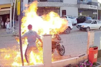 mulher-morre-queimada-pelo-proprio-filho-ao-atear-fogo-em-moto;-video