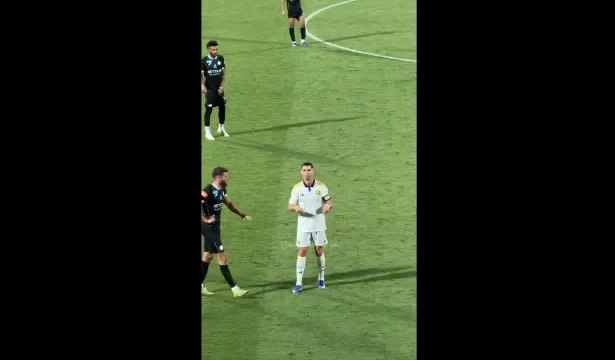 provocado-com-gritos-por-messi,-cristiano-ronaldo-reage-com-danca;-veja