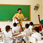 projeto-oferece-aulas-gratuitas-de-violao-a-jovens-no-caju