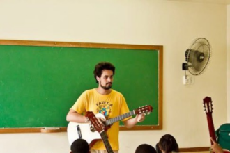 projeto-oferece-aulas-gratuitas-de-violao-a-jovens-no-caju
