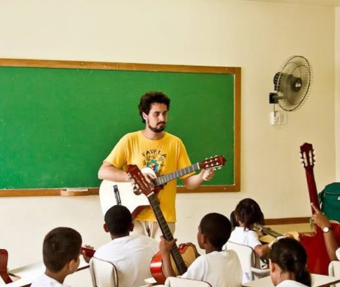 projeto-oferece-aulas-gratuitas-de-violao-a-jovens-no-caju
