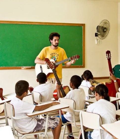 projeto-oferece-aulas-gratuitas-de-violao-a-jovens-no-caju
