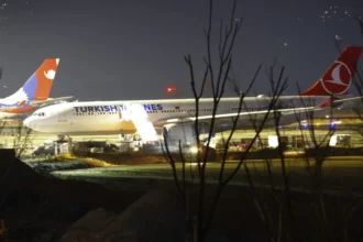 aviao-pega-fogo-ao-pousar-no-nepal-e-aeroporto-e-fechado;-veja-as-imagens