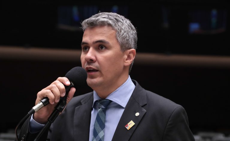 comissao-aprova-projeto-que-dispensa-pessoa-com-marca-passo-de-passar-por-detector-de-metal