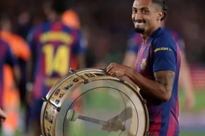 raphinha-reage-a-provocacao-de-torcedor-do-real-em-festa-do-barca;-veja