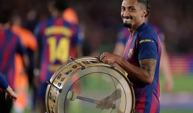 raphinha-reage-a-provocacao-de-torcedor-do-real-em-festa-do-barca;-veja