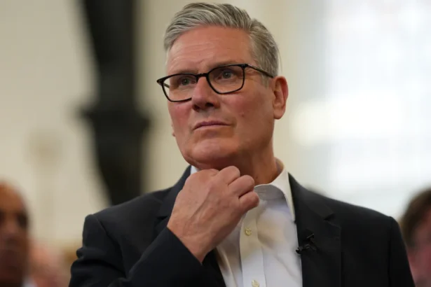 mais-de-70-deputados-pedem-saida-de-keir-starmer-apos-crise