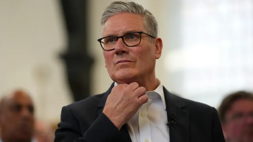 mais-de-70-deputados-pedem-saida-de-keir-starmer-apos-crise