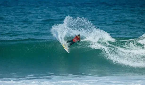 filipe-toledo-lidera-show-brasileiro-e-reencontra-medina-em-raglan