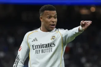“isso-nao-e-o-real-madrid”:-mbappe-reclama-e-arbeloa-o-desmente