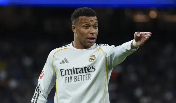 “isso-nao-e-o-real-madrid”:-mbappe-reclama-e-arbeloa-o-desmente