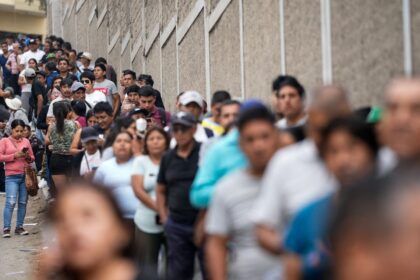 peru:-esquerda-enfrenta-fujimori-em-2o-turno-apos-apuracao-tumultuada
