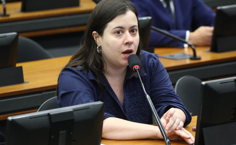comissao-aprova-regra-de-transparencia-para-reforma-de-escolas-apos-desastres