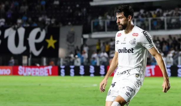 socorrido-de-ambulancia-no-jogo-do-santos,-luan-peres-esta-bem-e-acordado