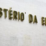 metade-dos-professores-formados-em-ead-tem-desempenho-insuficiente