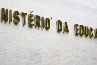 metade-dos-professores-formados-em-ead-tem-desempenho-insuficiente