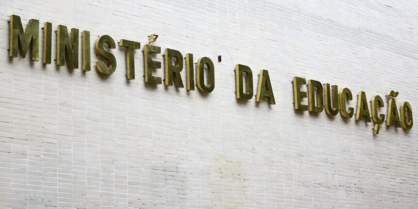 metade-dos-professores-formados-em-ead-tem-desempenho-insuficiente