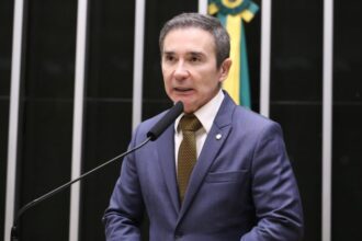 comissao-de-educacao-aprova-projeto-que-proibe-uso-de-conteineres-e-lonas-em-escolas