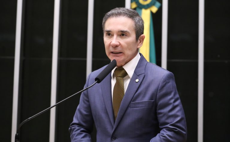 comissao-de-educacao-aprova-projeto-que-proibe-uso-de-conteineres-e-lonas-em-escolas