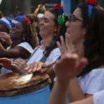 cortejo-de-culturas-tradicionais-reune-tres-geracoes-da-mesma-familia
