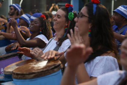 cortejo-de-culturas-tradicionais-reune-tres-geracoes-da-mesma-familia